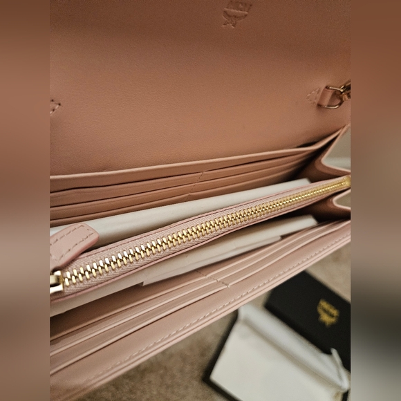 MCM Visetos Large Wallet on Chain - Picture 7 of 8